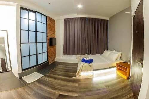 Roomies Suites Batu Feringgi Εξωτερικό φωτογραφία